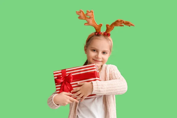 Kleines Mädchen Mit Weihnachtsgeschenk Auf Farbigem Hintergrund — Stockfoto