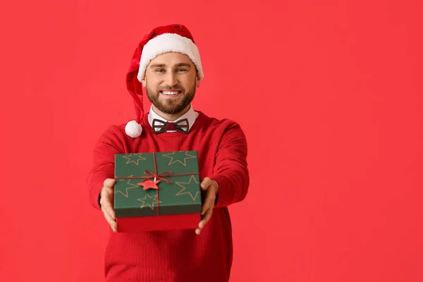 Happy Young Man Christmas Gift Color Background — Stock Photo, Image