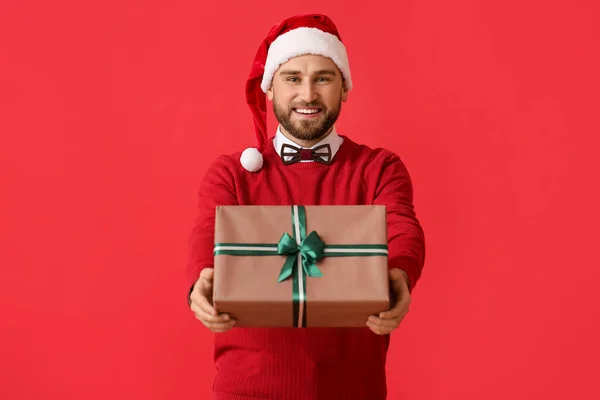 Joyeux Jeune Homme Avec Cadeau Noël Sur Fond Couleur — Photo