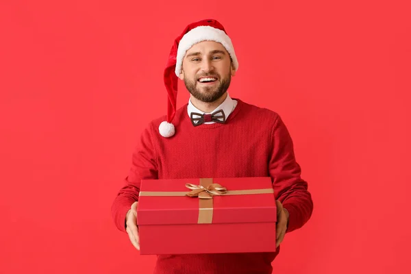 Молодой Человек Подарком Рождество Цветном Фоне — стоковое фото