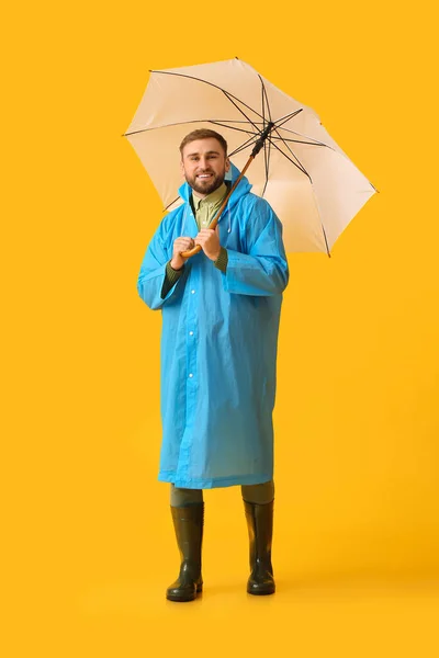 Hombre Joven Impermeable Elegante Con Paraguas Sobre Fondo Color — Foto de Stock