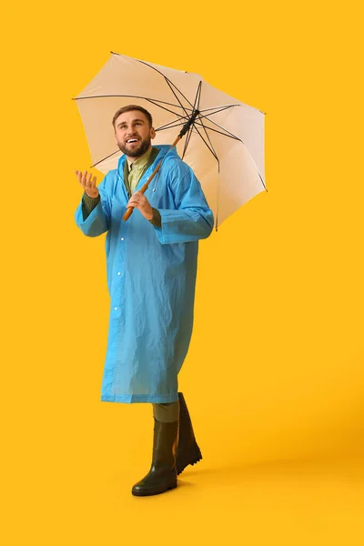 Mladý Muž Stylovém Plášti Deštníkem Barevném Pozadí — Stock fotografie
