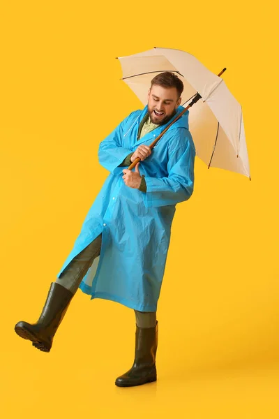 Jeune Homme Imperméable Élégant Avec Parapluie Sur Fond Couleur — Photo
