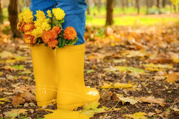 Sonbahar Parkında Güzel Kasımpatı Çiçekleri Olan Parlak Çizmeli Bir Kadın — Stok fotoğraf