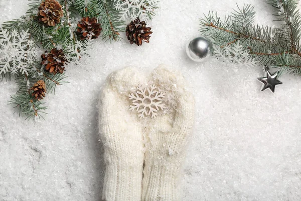 Kobieta Ciepłych Rękawiczkach Trzyma Płatki Śniegu Gałązki Jodły Szyszki Sosny — Zdjęcie stockowe