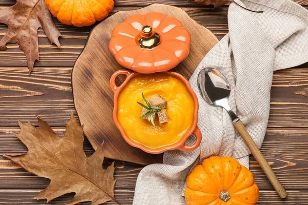 Composition Pot Tasty Pumpkin Cream Soup Autumn Leaves Wooden Background — Stock Photo, Image