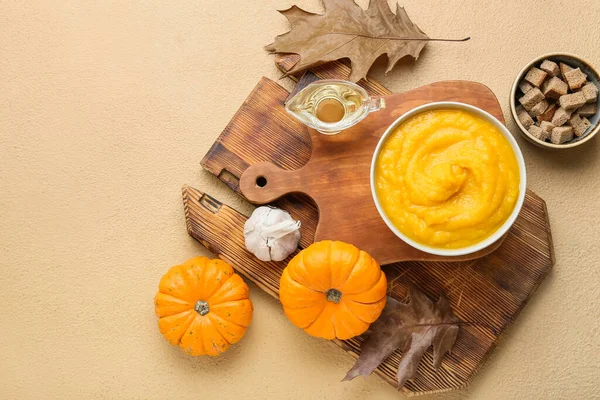 Bowl Tasty Pumpkin Cream Soup Bread Beige Background — Stock Photo, Image