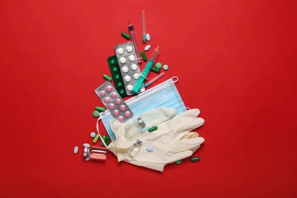圣诞树 由药丸和医疗用品制成 背景为彩色 — 图库照片