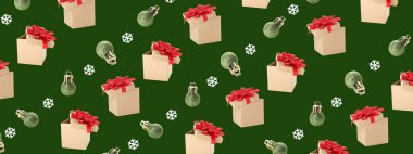 Yeşil arka planda Noel topları olan güzel hediye kutuları.