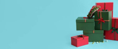 Mavi arka planda güzel Noel hediyeleri ve metin için yer