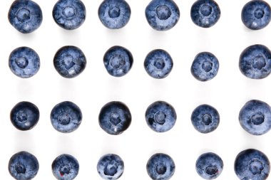 Beyaz arka planda lezzetli olgun yaban mersinleri