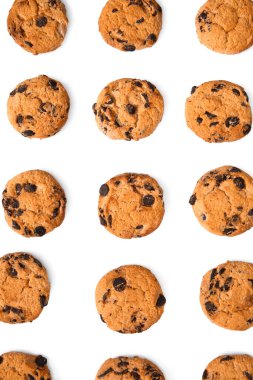 Beyaz arka planda lezzetli çikolatalı kurabiyeler.