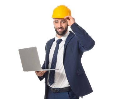 Beyaz arka planda dizüstü bilgisayarı olan sanayi mühendisi