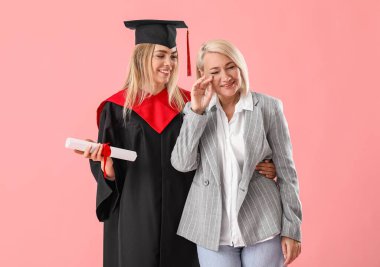 Annesinin renkli geçmişiyle mutlu bir kız öğrenci.