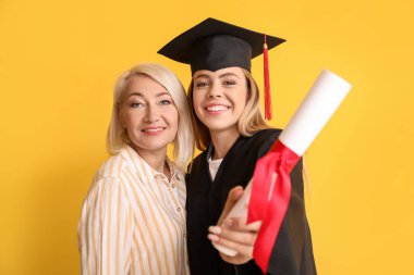 Annesinin renkli geçmişiyle mutlu bir kız öğrenci.