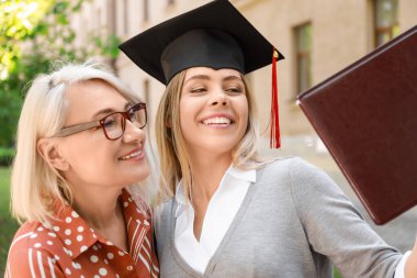 Mezuniyet gününde annesi ile mutlu genç kadın