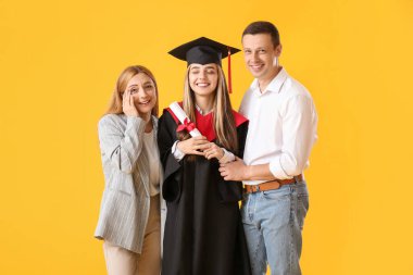 Ailesinin renkli geçmişine sahip mutlu bir kız öğrenci.