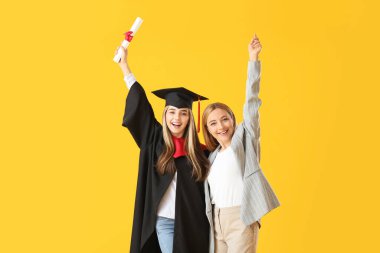 Annesinin renkli geçmişiyle mutlu bir kız öğrenci.