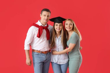 Ailesinin renkli geçmişine sahip mutlu bir kız öğrenci.