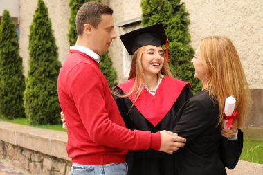 Mezuniyet gününde ailesiyle mutlu genç kadın