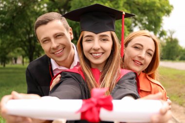 Mezuniyet gününde ailesiyle mutlu genç kadın