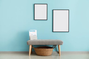 Mavi duvarda dergileri ve boş çerçeveleri olan Osmanlı