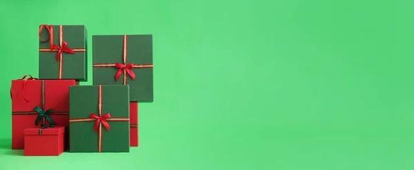 Hermosos Regalos Navidad Sobre Fondo Verde Con Espacio Para Texto — Foto de Stock