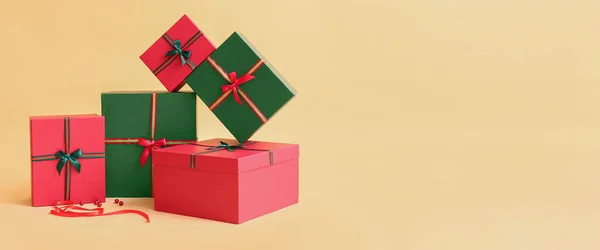 Hermosos Regalos Navidad Sobre Fondo Beige Con Espacio Para Texto — Foto de Stock