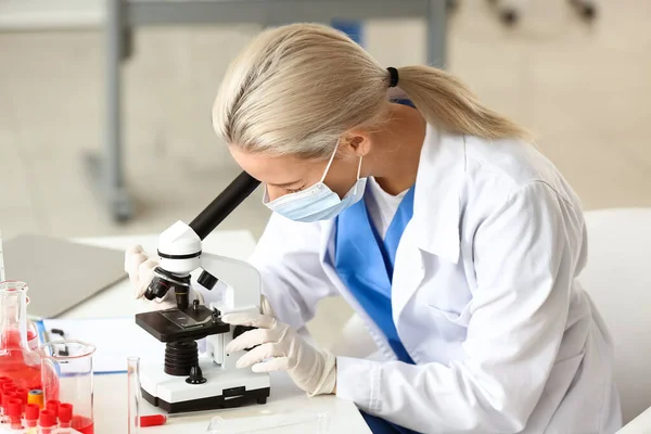 Scientist Studying Sample Laboratory — Stock Photo, Image