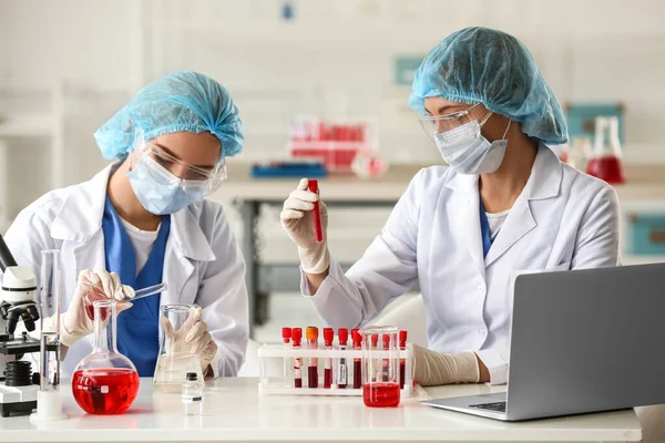 Científicos Que Trabajan Con Muestras Laboratorio — Foto de Stock