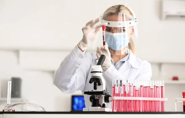 Naukowiec Badający Próbkę Laboratorium — Zdjęcie stockowe