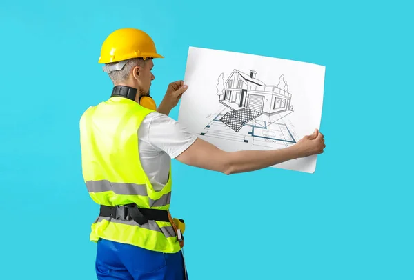 Constructor Masculino Con Dibujo Sobre Fondo Color —  Fotos de Stock