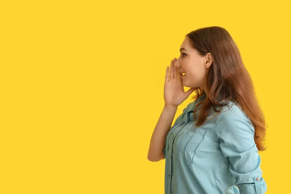 Jong Roddelen Vrouw Kleur Achtergrond — Stockfoto