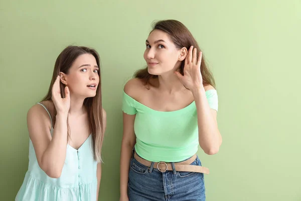 Jonge Vrouwen Proberen Iets Horen Kleur Achtergrond — Stockfoto