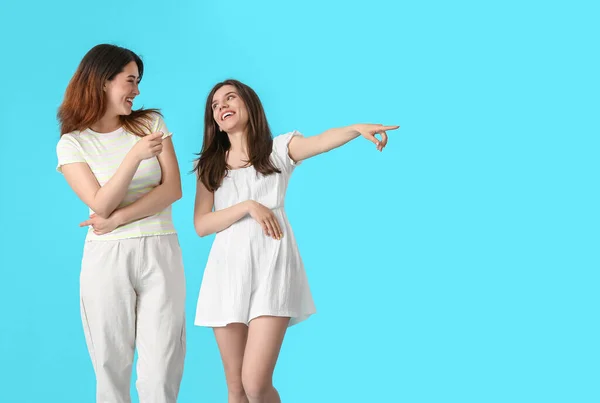 Young Gossiping Women Color Background — Stock Photo, Image