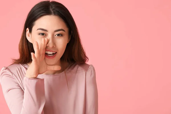 Ung Skvaller Asiatisk Kvinna Färg Bakgrund — Stockfoto