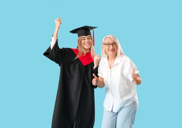 Glückliche Studentin Mit Ihrer Mutter Auf Farbigem Hintergrund — Stockfoto