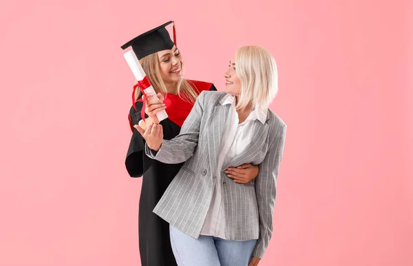 Šťastná Žena Maturitní Student Svou Matkou Barevném Pozadí — Stock fotografie