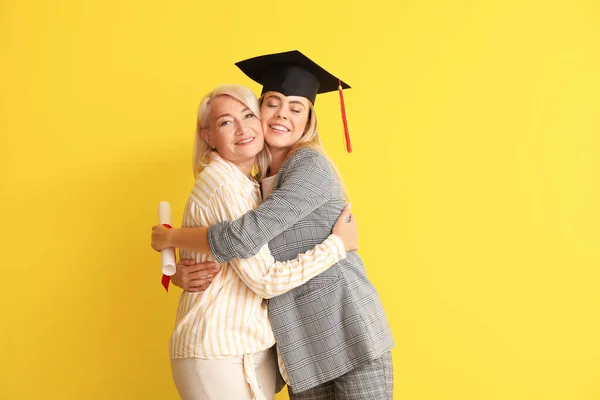 Glad Kvinna Examen Student Med Sin Mamma Färg Bakgrund — Stockfoto