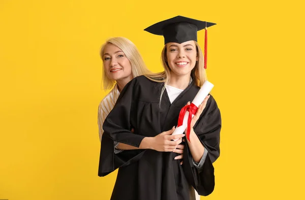 Estudante Graduação Feliz Sexo Feminino Com Sua Mãe Fundo Cor — Fotografia de Stock
