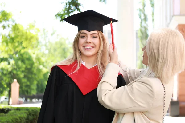 Feliz Joven Con Madre Día Graduación — Foto de Stock