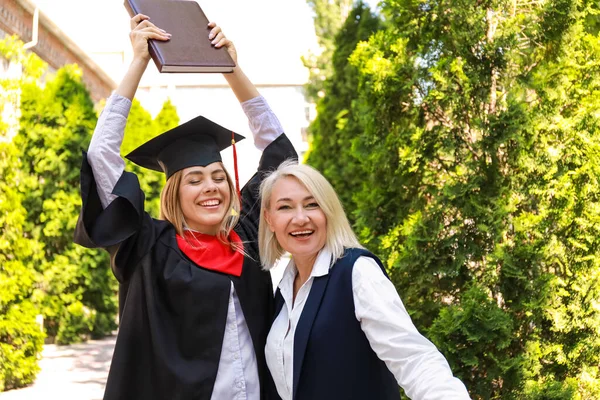 Lycklig Ung Kvinna Med Sin Mamma Examensdagen — Stockfoto