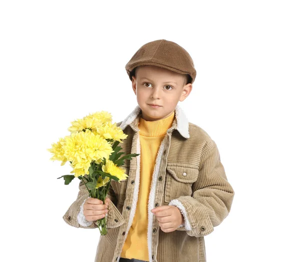 白い背景に花の花束を持つかわいい男の子の肖像画 — ストック写真