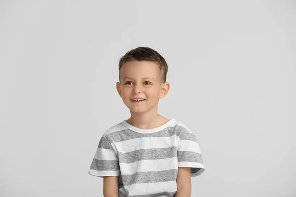Πορτρέτο Του Χαρούμενος Μικρό Αγόρι Επάνω Ελαφρύς Υπόβαθρο — Φωτογραφία Αρχείου