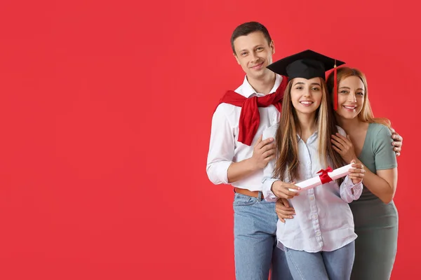 Glad Kvinnlig Student Med Sina Föräldrar Färg Bakgrund — Stockfoto