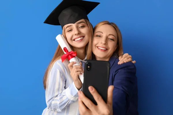 Glückliche Studentin Mit Ihrer Mutter Beim Selfie Auf Farbigem Hintergrund — Stockfoto