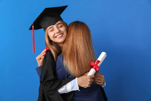 Šťastná Žena Maturitní Student Svou Matkou Barevném Pozadí — Stock fotografie