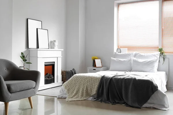 Cómoda Cama Cerca Chimenea Con Carteles Blanco Habitación — Foto de Stock