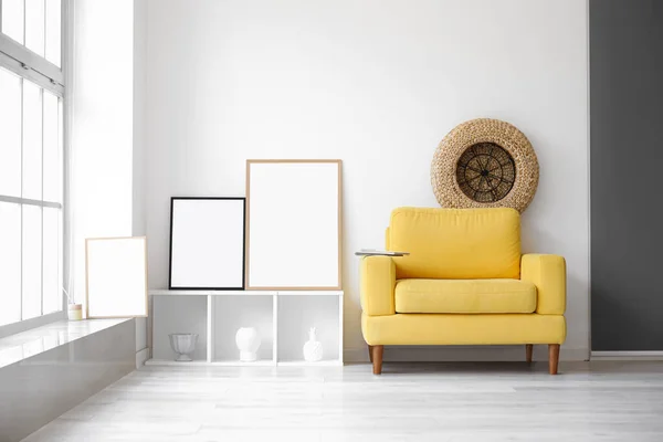 Leere Gestelle Regal Und Gelber Sessel Hellen Wohnzimmer — Stockfoto