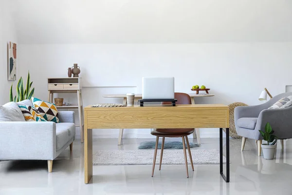 現代的な部屋の中にノートパソコンとコーヒーカップと木製のテーブル — ストック写真